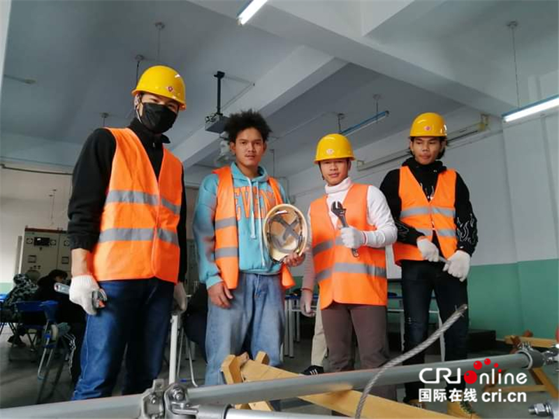 【坐高铁 看中国 老外说】泰国小伙儿郑齐光在中国学高铁检修 “等中泰铁路建好我就能走我梦想的路”_fororder_郑齐光（左二）与同学在专业实践课上（受访对象供图）._副本