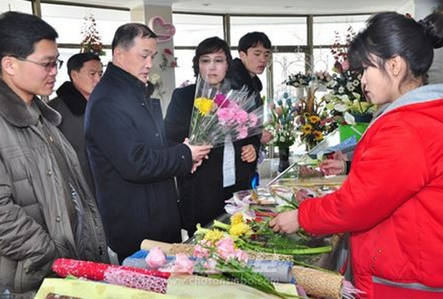 朝鲜妇女节流行男士给女士送礼 化妆品鲜花热卖