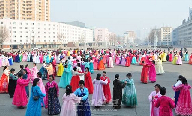 朝鲜妇女节流行男士给女士送礼 化妆品鲜花热卖