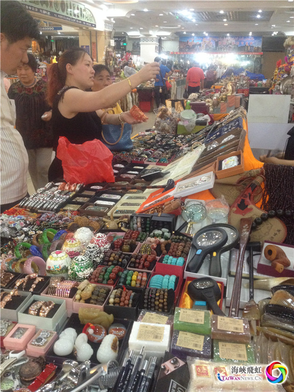 游客在挑选商品