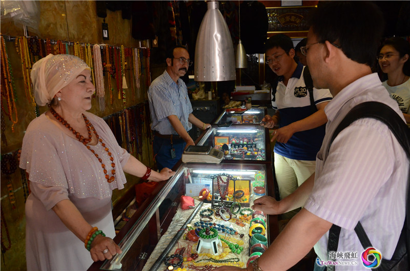 游客和老板交谈甚欢