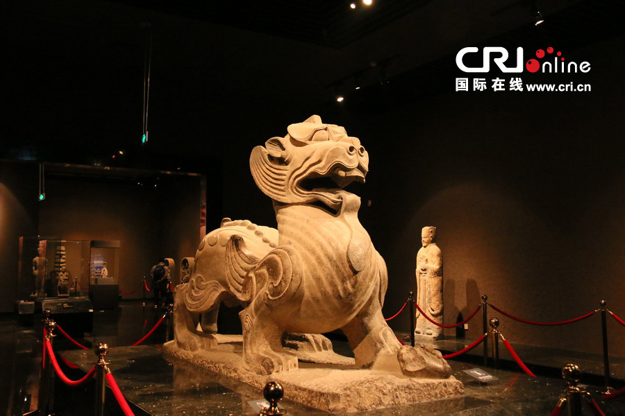 这尊威风八面的石辟邪重约8吨，是洛阳博物馆的镇馆之宝之一。（摄影 刘澄圆）