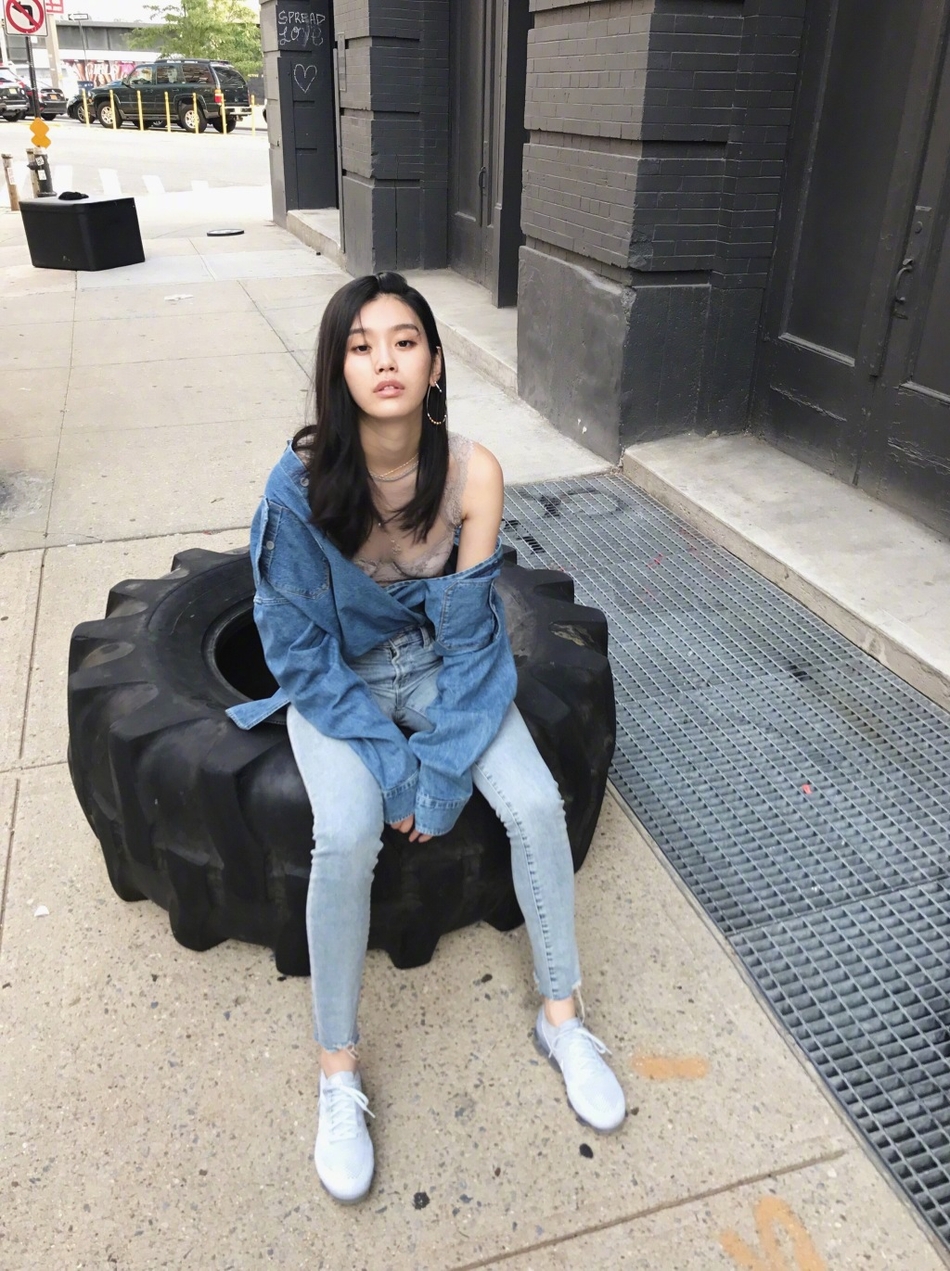 维密天使奚梦瑶街头秀身材 逆天长腿上围有料(图)