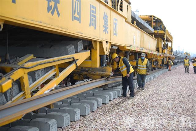 黔张常铁路湖北段铺轨 12月26日正式通车运营