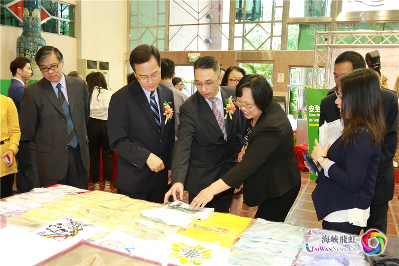 嘉宾参观在囚人制作的手工艺品