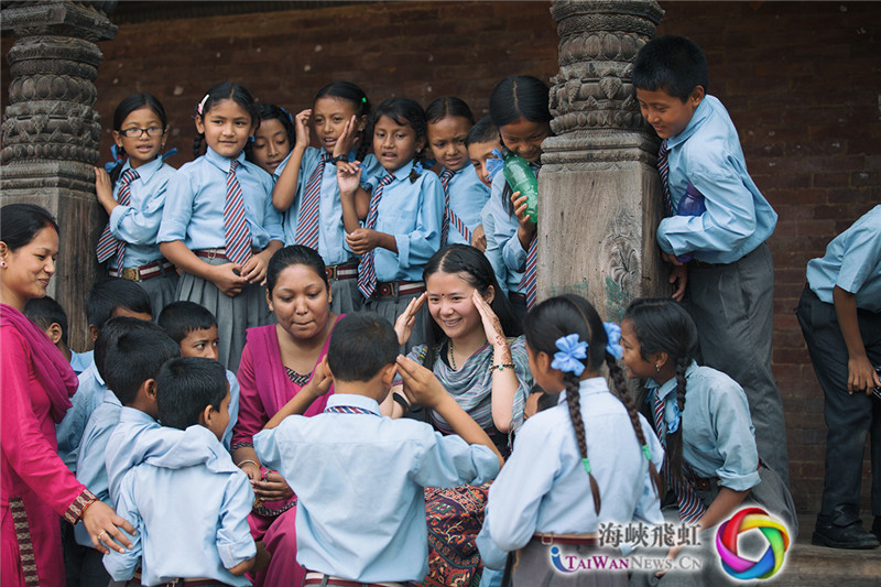 游客在旅途中遇到下学的孩子