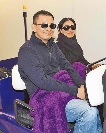 王家卫陪同妻子罕见现身 二人情侣装十分幸福