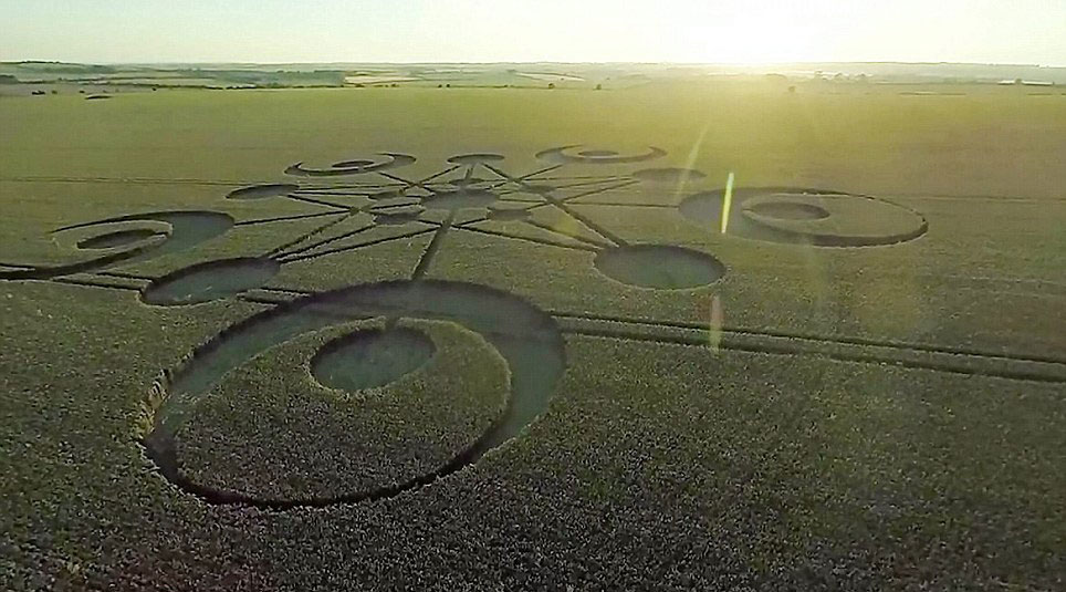 英国多塞特郡布兰德福特福鲁姆附近农田中惊现今年以来首个麦田怪圈,有关其代表含义以及创作者引发诸多猜测。(网页截图)