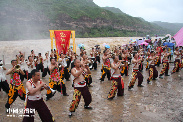 40多位當(dāng)?shù)氐臐h子在瀑布前吹起了震天的嗩吶。一時(shí)間，每個(gè)人都被高昂的嗩吶聲激蕩的心潮澎湃。