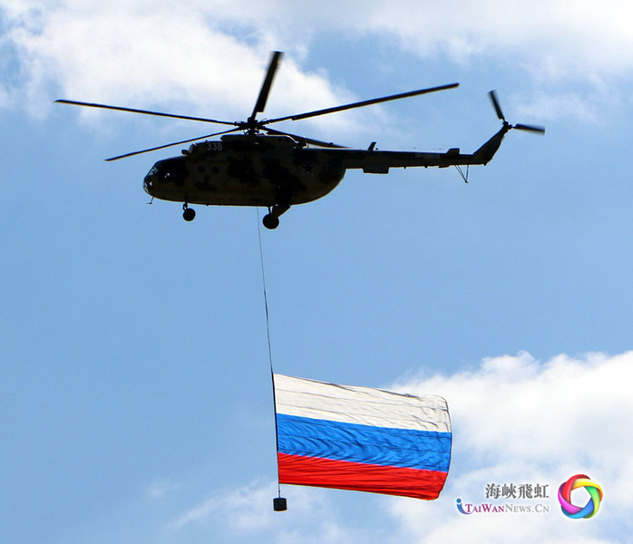 俄罗斯米-8直升机悬挂俄罗斯国旗。（摄影 李洁）