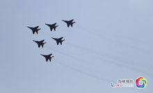 俄空军以大型飞行表演庆祝成立105周年