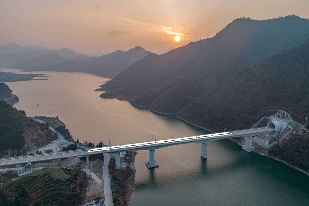 马上评|最美高铁见证壮美山河