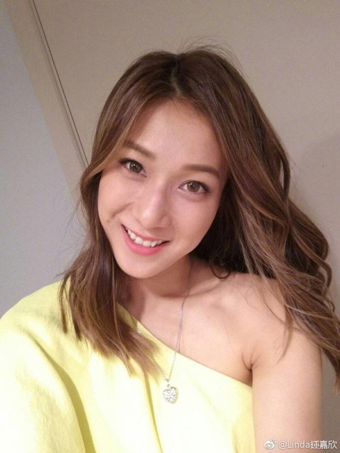 人比花娇!tvb花旦钟嘉欣秀香肩锁骨 甜笑迷人