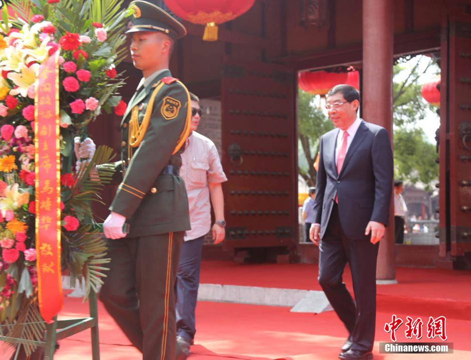 圖為全國政協(xié)副主席馬培華敬獻(xiàn)花籃。劉玉桃 攝