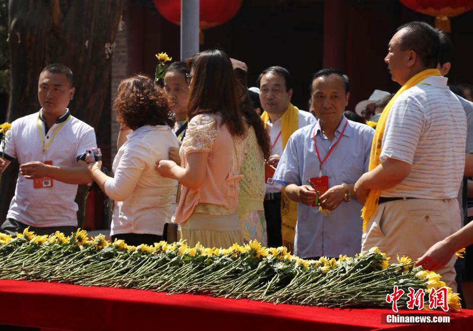 圖為參祭者向伏羲圣像敬獻菊花。劉玉桃 攝