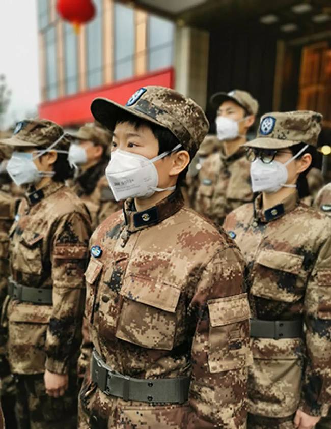 1月26日,陸軍軍醫大學醫療隊成員與武漢市金銀潭醫院醫護人員進行