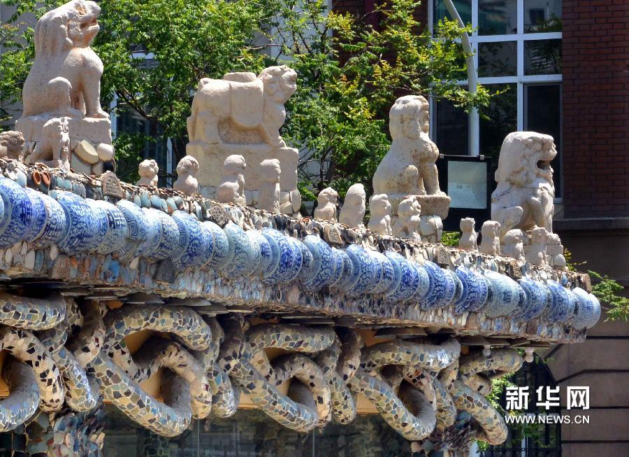 瓷房子一处屋檐上,嵌摆着不同朝代的石狮子(5月17日摄)。新华网图片 王颂 摄