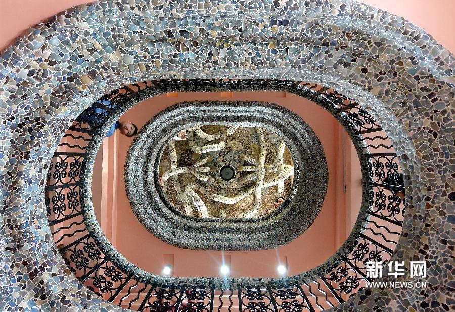 瓷房子内的椭圆形回廊墙体上,镶嵌了大量古瓷片(5月17日摄)。新华网图片 王颂 摄
