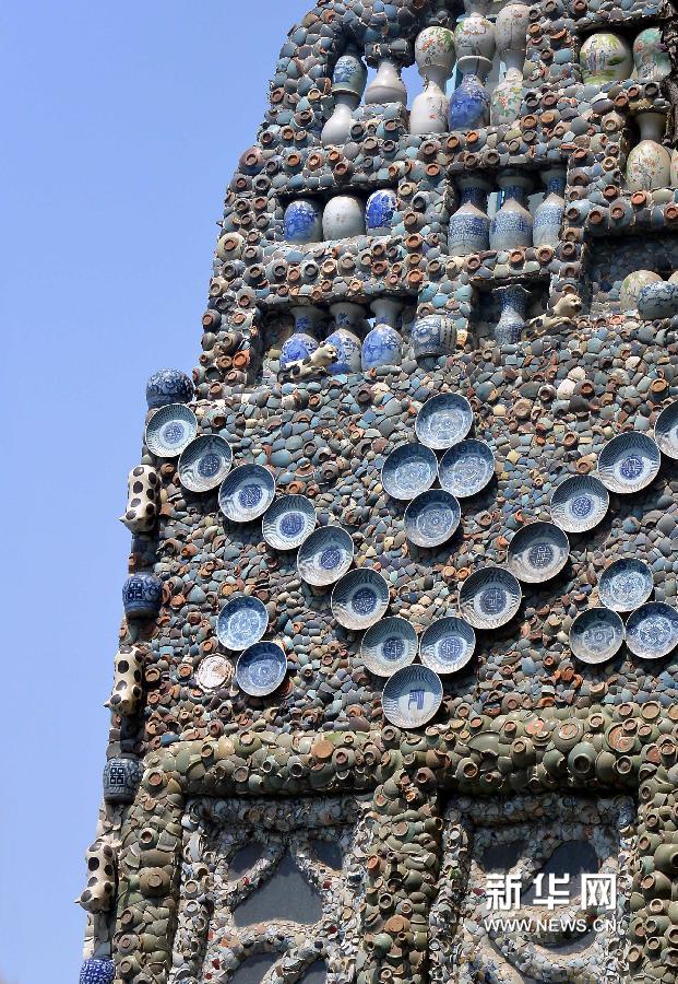 用大量古瓷器和瓷片镶嵌的一面墙体(5月17日摄)。新华网图片 王颂 摄
