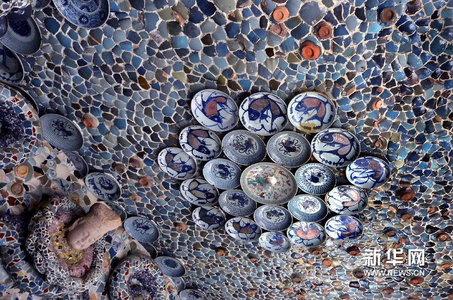 瓷房子内一处用古瓷器和石雕造像镶嵌而成的墙顶(5月17日摄)。新华网图片 王颂 摄