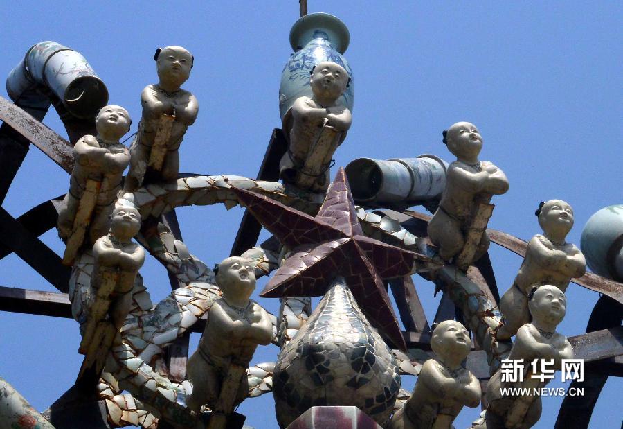 用儿童瓷枕和瓷片构建的瓷房子的顶端(5月17日摄)。新华网图片 王颂 摄