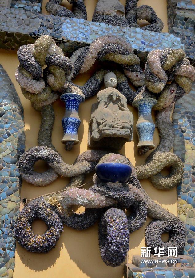 瓷房子外一处用古瓷器、水晶石和石刻造像镶嵌而成的墙体(5月17日摄)。新华网图片 王颂 摄