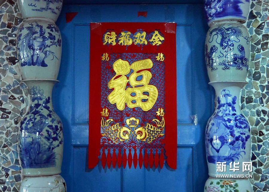 瓷房子内一个侧门的门框用瓷瓶和瓷片镶嵌而成(5月17日摄)。新华网图片 王颂 摄