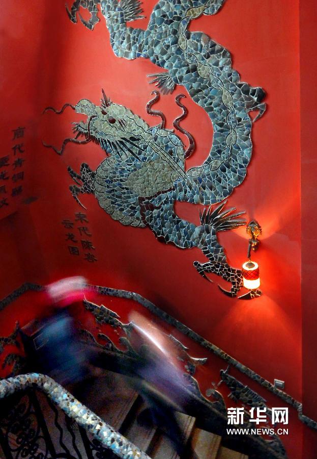 在瓷房子内楼道处的墙面上,一幅由数万块古瓷片镶嵌成的宋代《云龙图》格外显眼(5月17日摄)。新华网图片 王颂 摄