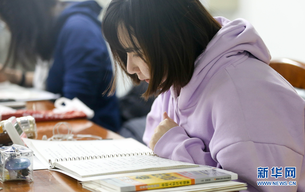 考研倒计时 图书馆内学习忙