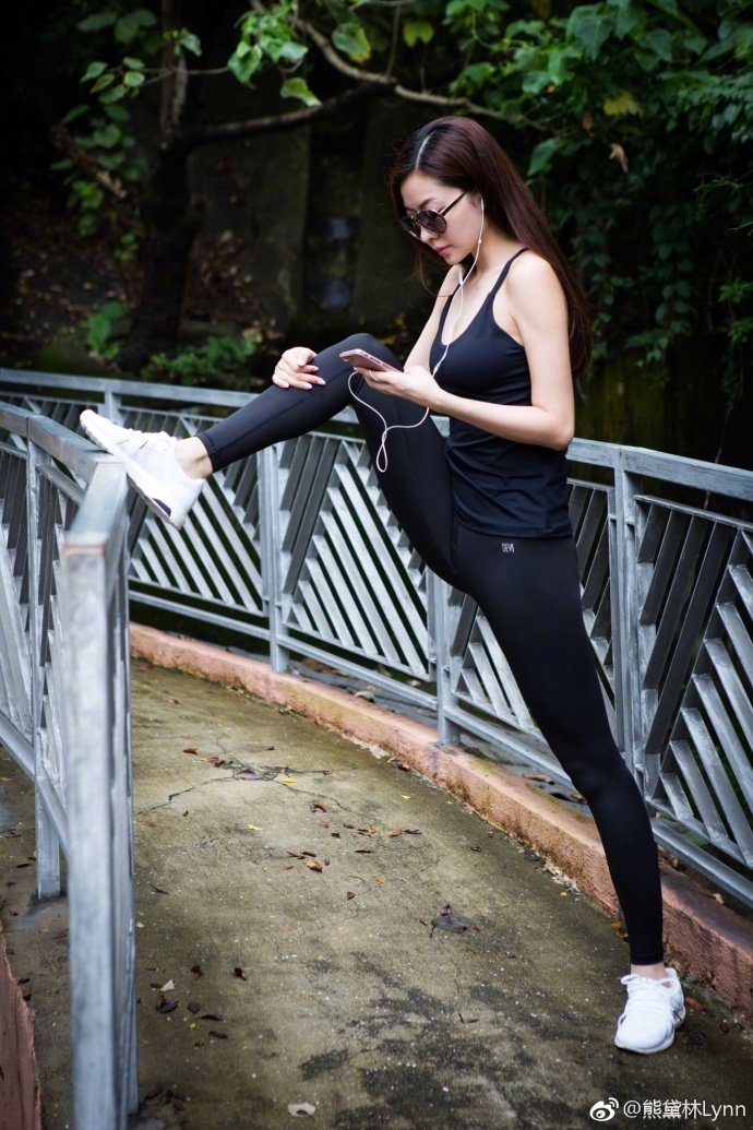 熊黛林穿紧身衣压腿 翘臀美背大长腿身材火辣完美