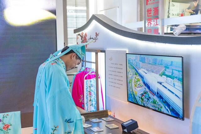 文化走亲 高铁虹桥站绽放中国戏曲的“花样年华”
