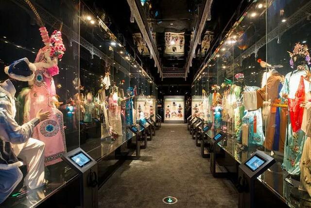 文化走亲 高铁虹桥站绽放中国戏曲的“花样年华”