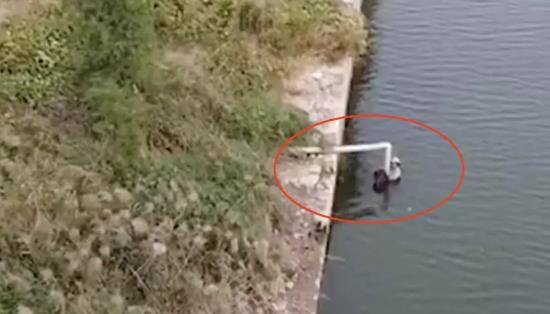 เล่นโดรนเจอคนแก่ตกน้ำ！ เด็กชายวัย 13 ปีช่วยชีวิตได้สำเร็จ_fororder_微信截图_20201009142931