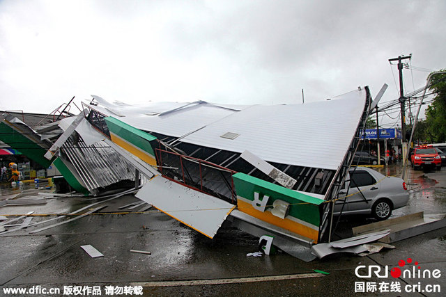 巴西暴風雨吹落廣告牌砸中過往車輛