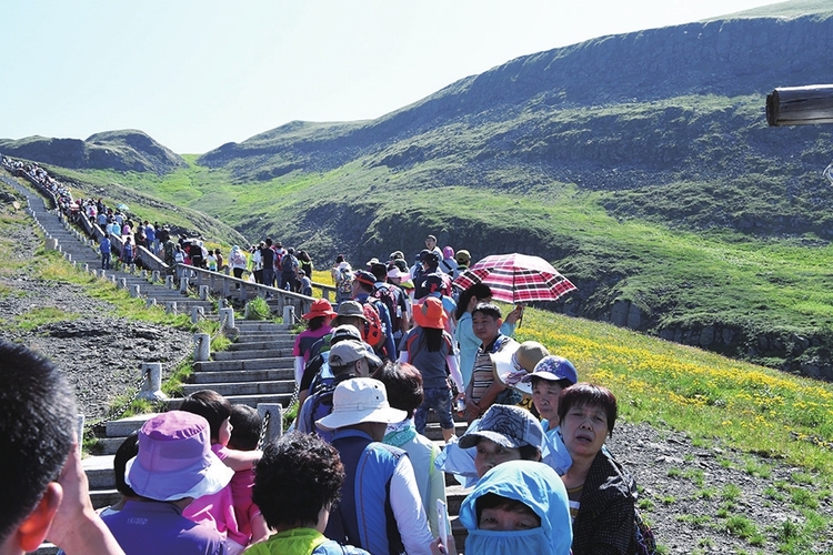 長白山旅遊日入區人數突破兩萬