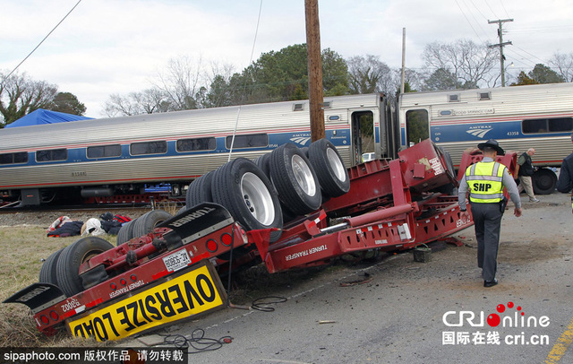 美國一列車與卡車相撞 致至少40人受傷