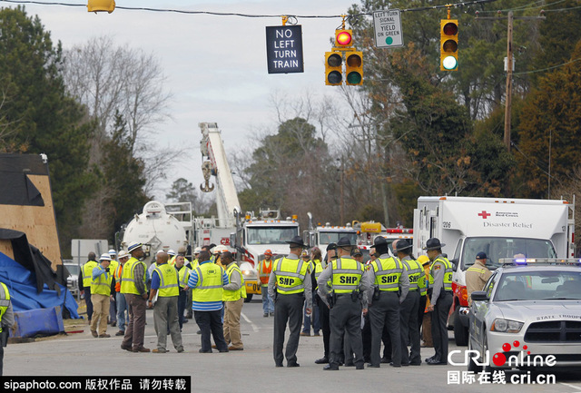 美國一列車與卡車相撞 致至少40人受傷