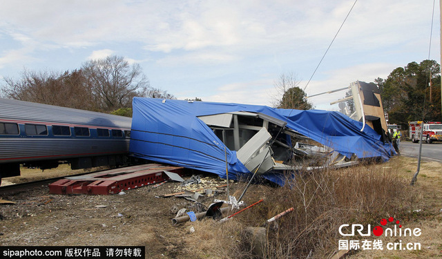 美國一列車與卡車相撞 致至少40人受傷