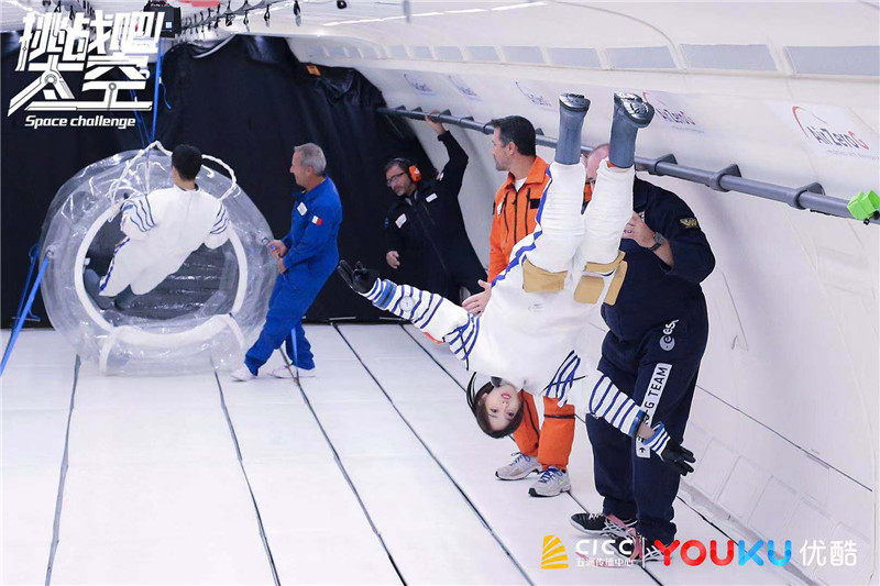 吴宣仪挑战吧太空体验失重展现超强意志力