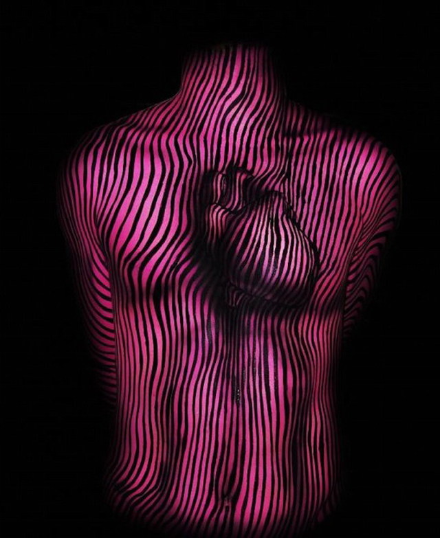 美国艺术家创作扭曲人体画 制造视觉奇观