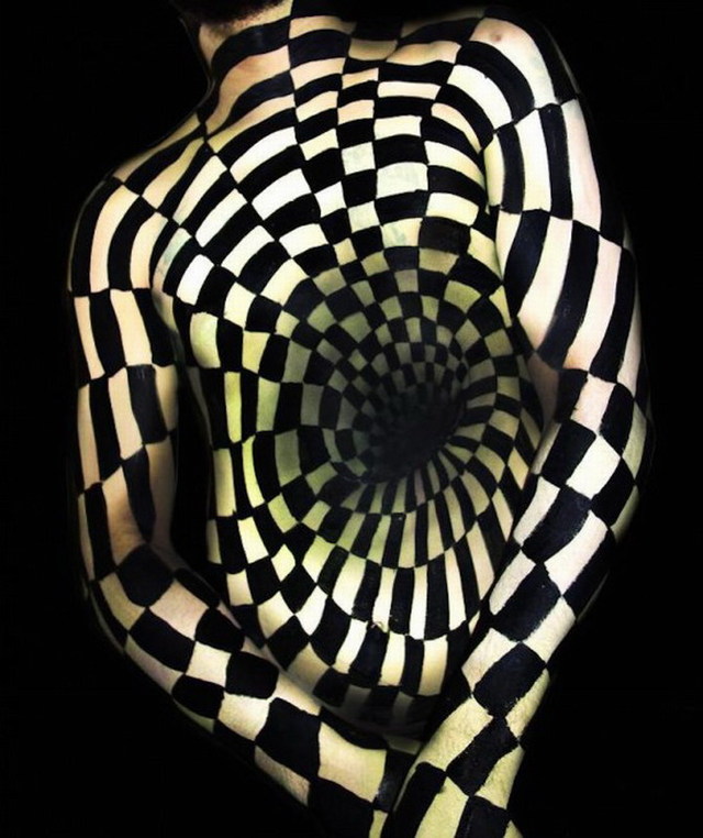 美国艺术家创作扭曲人体画 制造视觉奇观