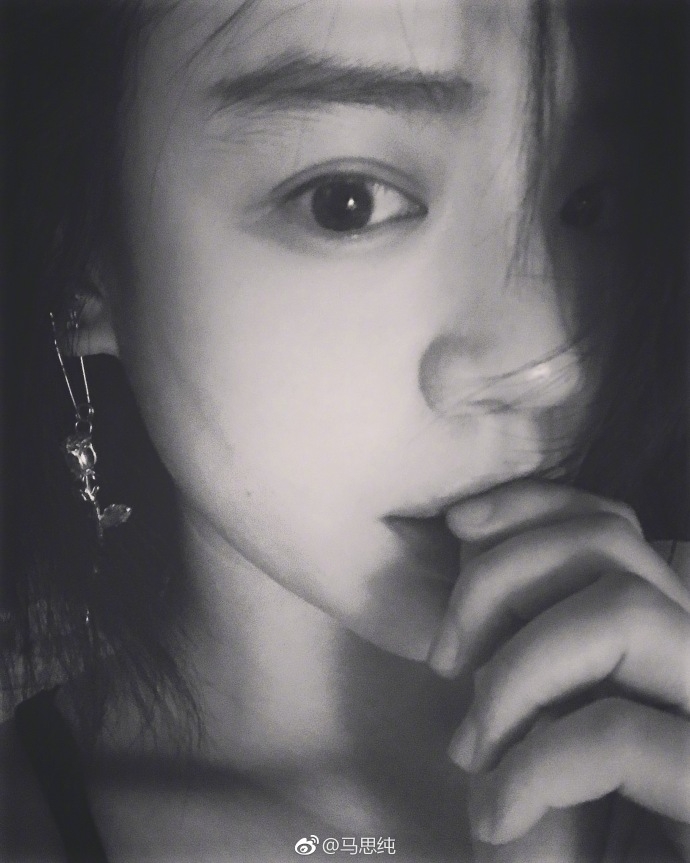 马思纯黑白自拍清爽有韵味 自然笑容让人心动