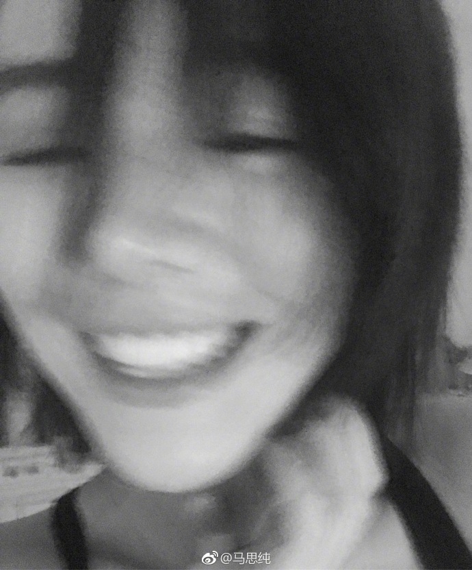 组图：马思纯黑白自拍清爽有韵味 自然笑容让人心动