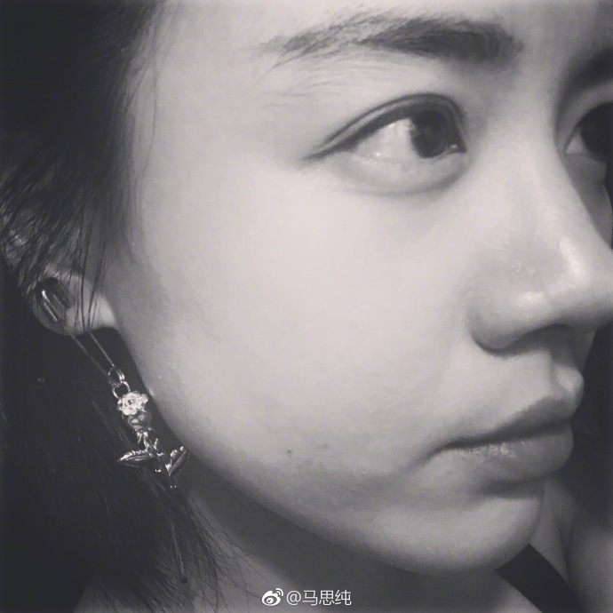 组图：马思纯黑白自拍清爽有韵味 自然笑容让人心动