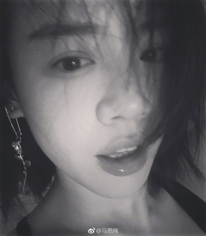 组图：马思纯黑白自拍清爽有韵味 自然笑容让人心动