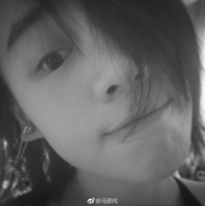 组图：马思纯黑白自拍清爽有韵味 自然笑容让人心动