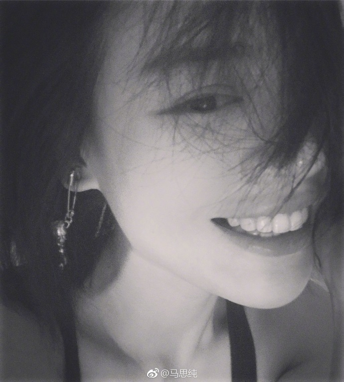 组图：马思纯黑白自拍清爽有韵味 自然笑容让人心动