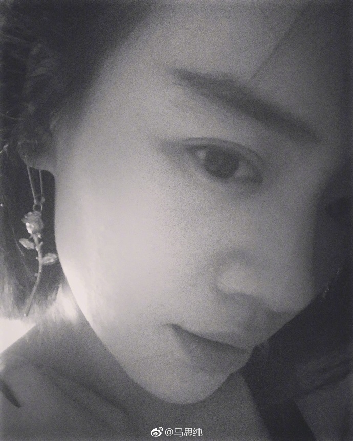 组图：马思纯黑白自拍清爽有韵味 自然笑容让人心动