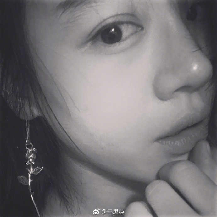 组图：马思纯黑白自拍清爽有韵味 自然笑容让人心动