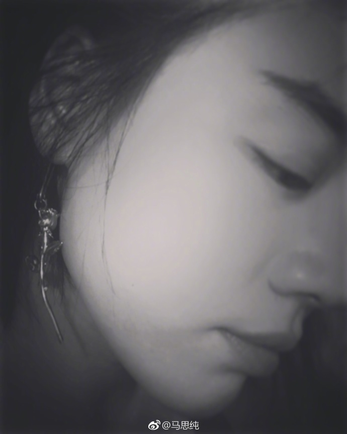 组图：马思纯黑白自拍清爽有韵味 自然笑容让人心动
